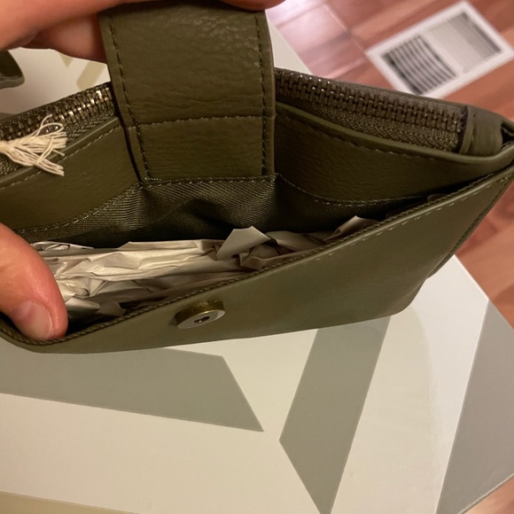 NWT universal thread wristlet - Picture 5 of 6